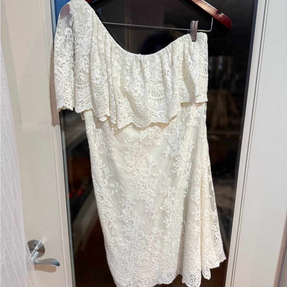 Elegant Ralph Lauren Off-Shoulder Lace Dress